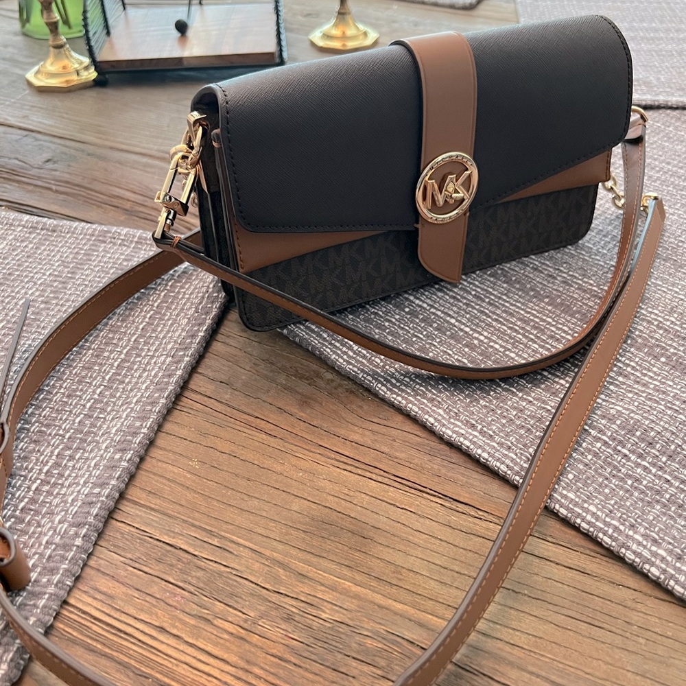 Michael Michael Kors SIGNATURE CHARM TRIPLE GUSSET CROSSBODY bag